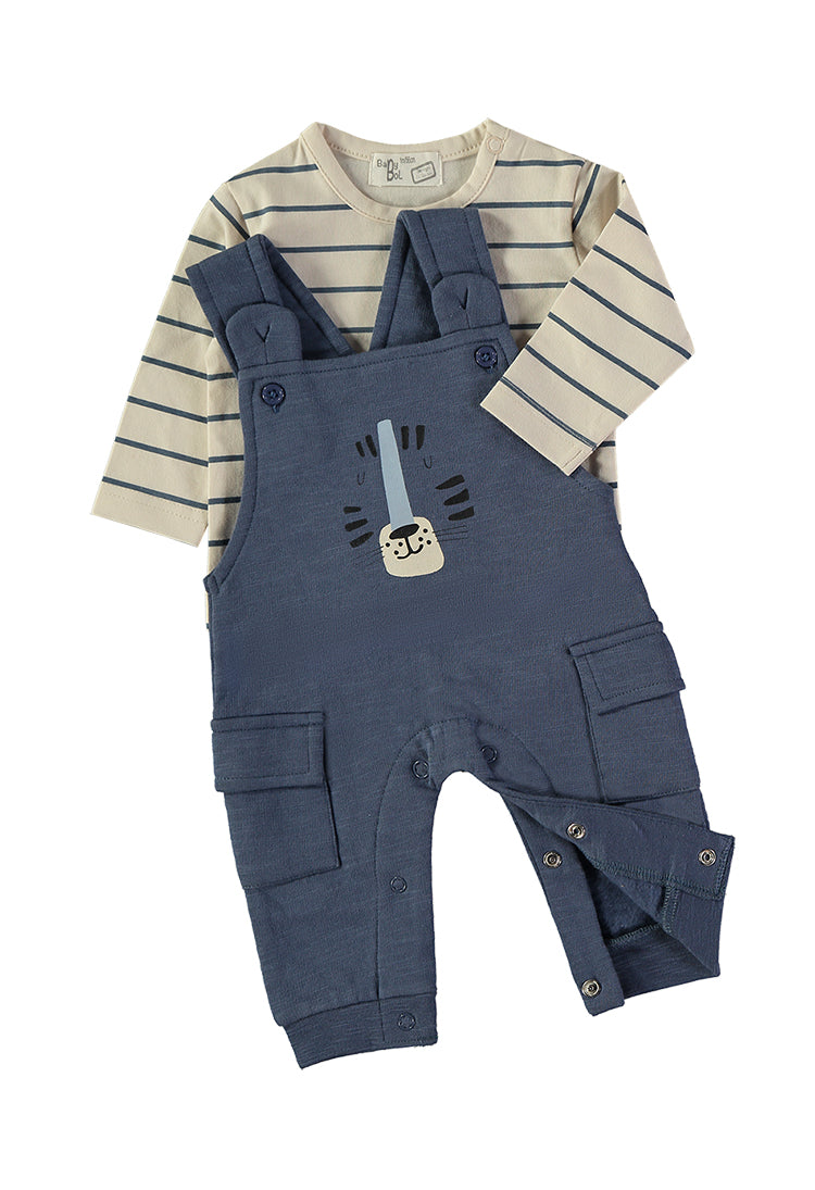 Jardineira azul com camisola