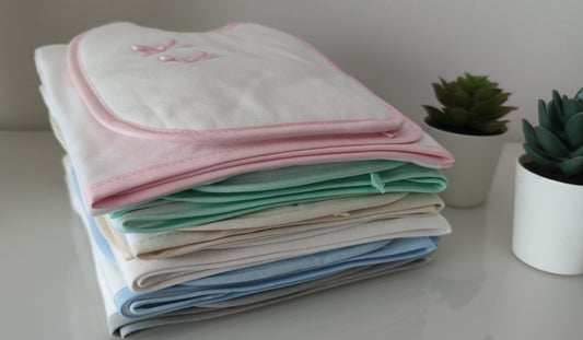 Conjunto de fralda de pano e babete com laços