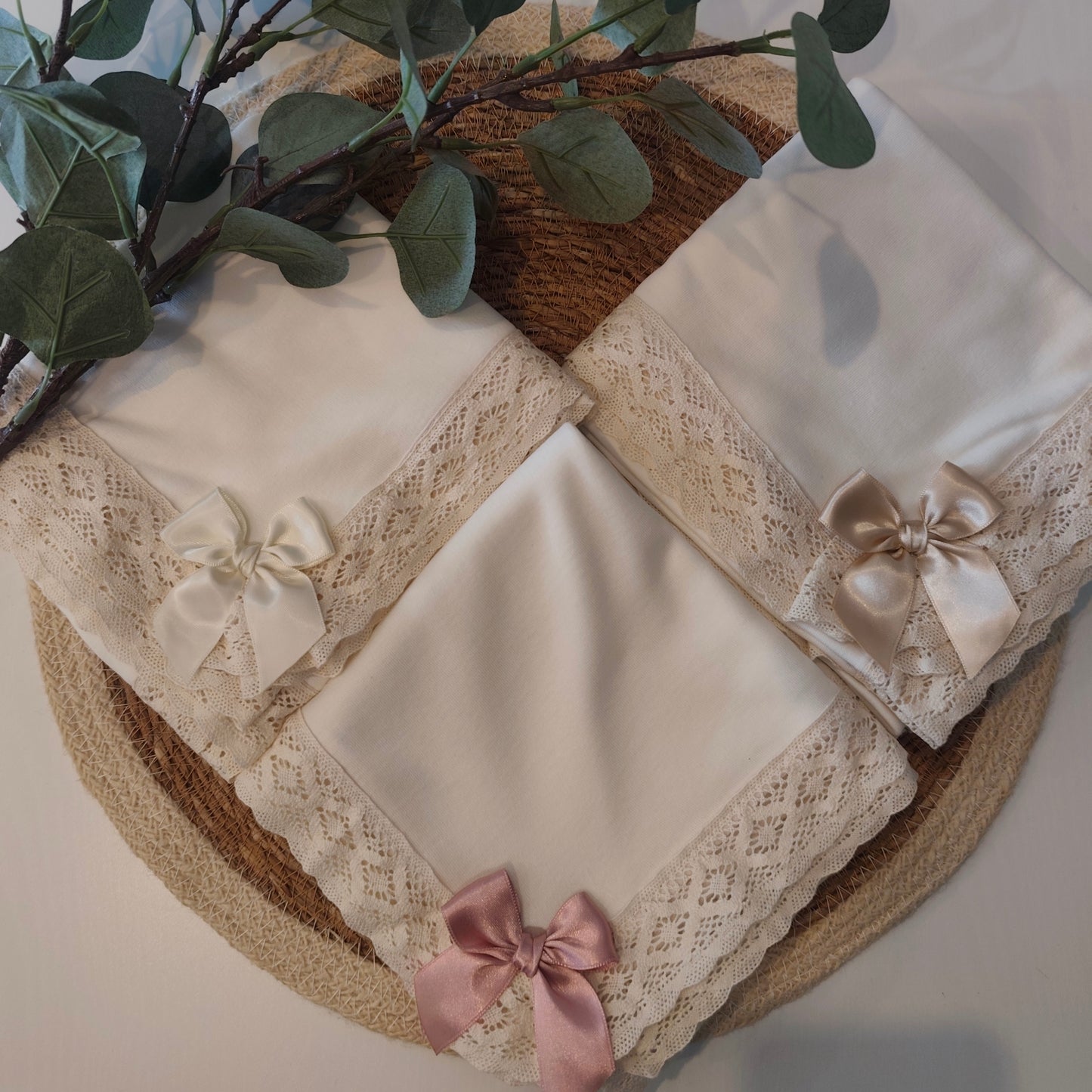 Fralda de pano com renda e laço